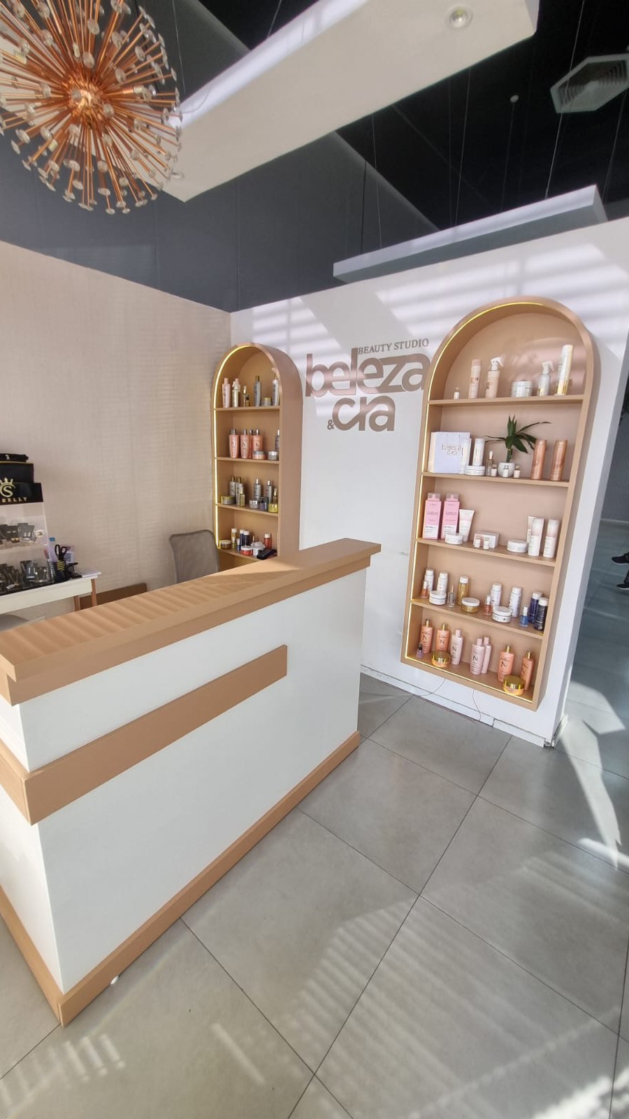 Recepção comercial planejada com balcão e nichos em arco
