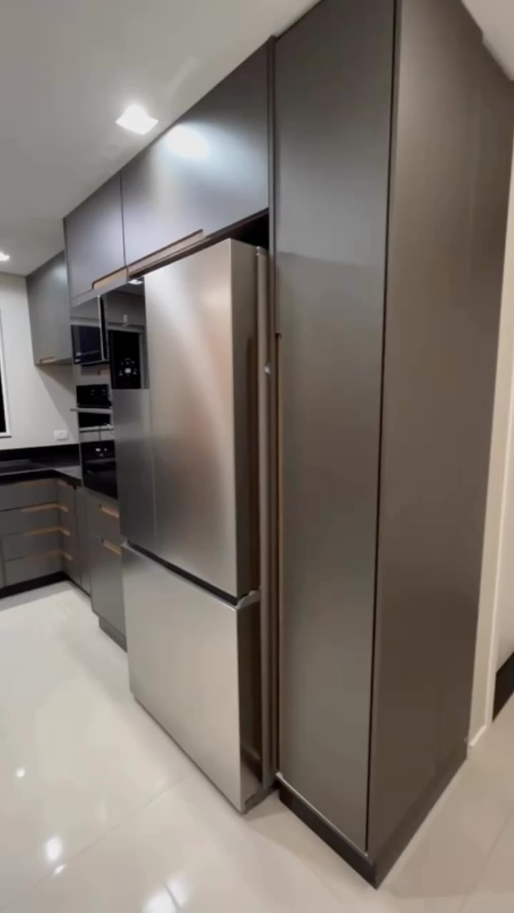 Cozinha planejada com torre quente e coluna de geladeira