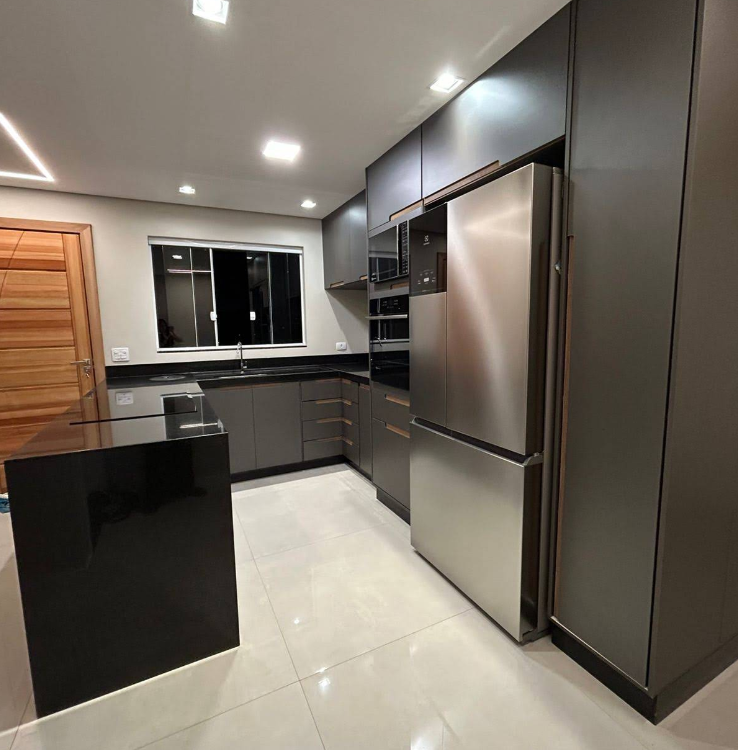 Cozinha planejada grafite com ilha e coluna de forno