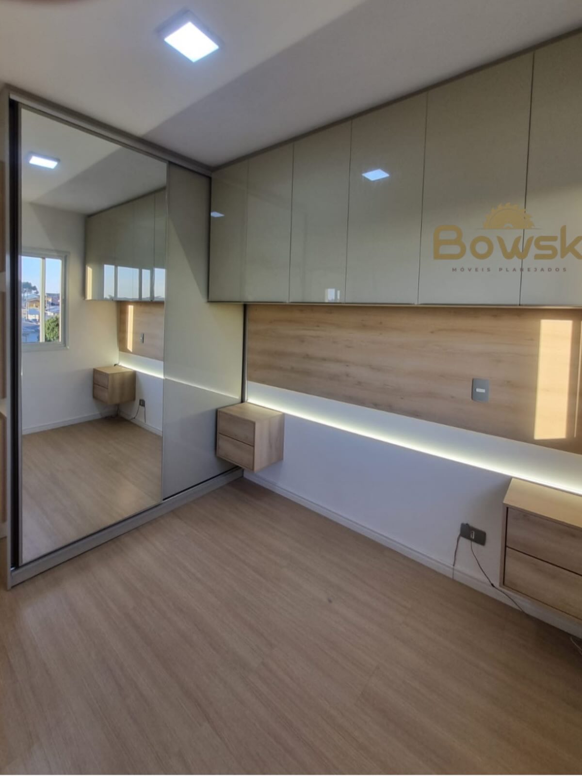 Dormitório planejado com guarda-roupa de portas espelhadas e LED