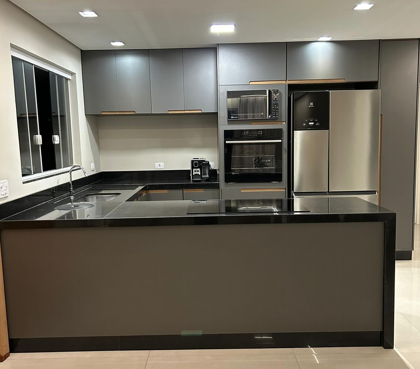 Cozinha planejada grafite com bancada preta