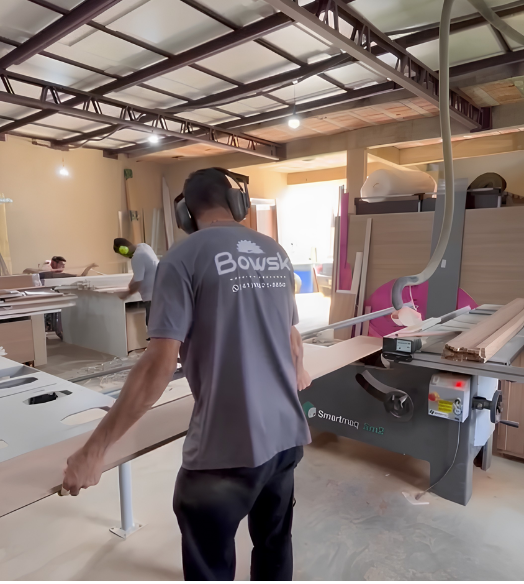Equipe Bowsk operando a seccionadora na fábrica