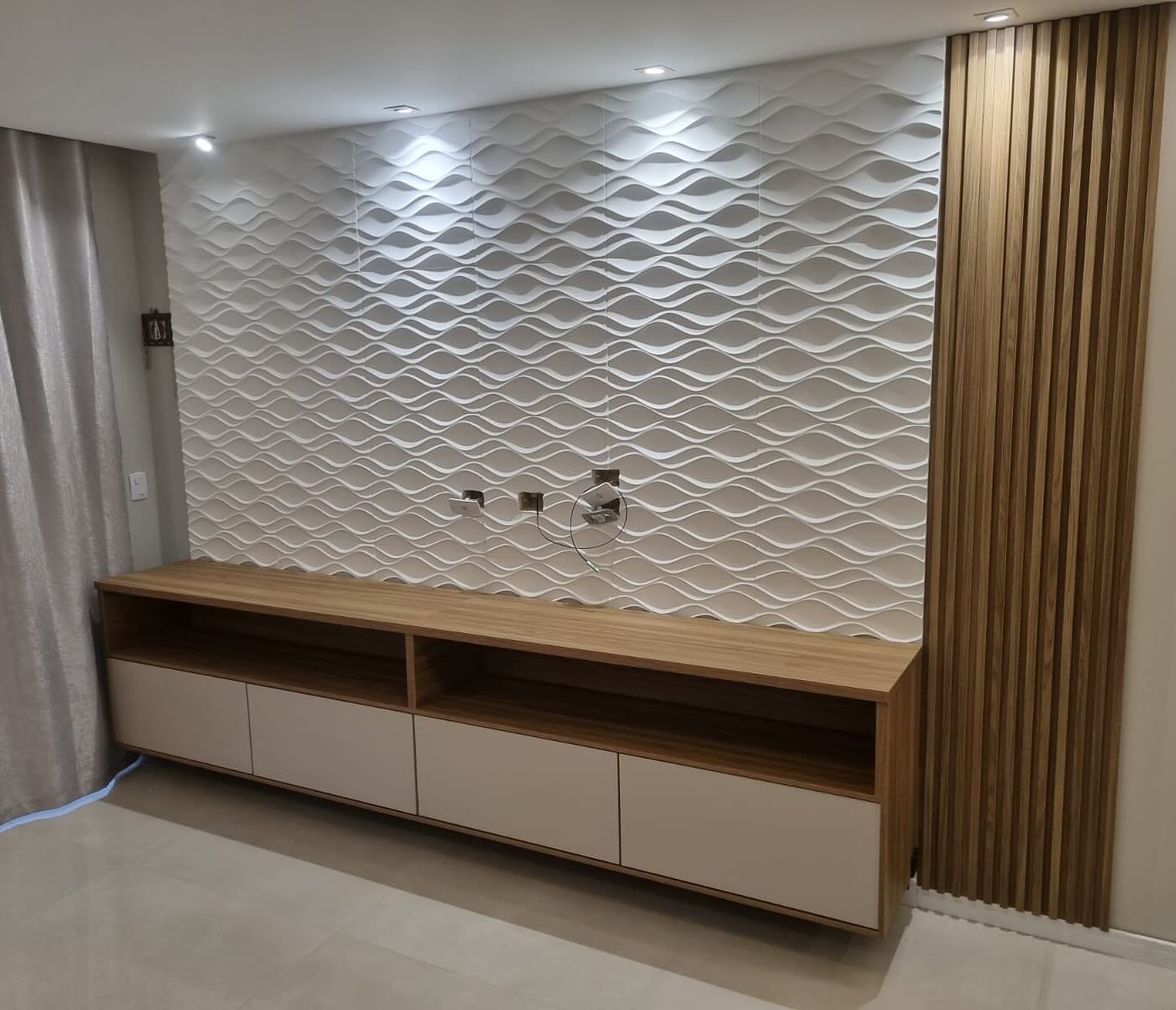 Sala com rack suspenso, parede 3D e painel ripado