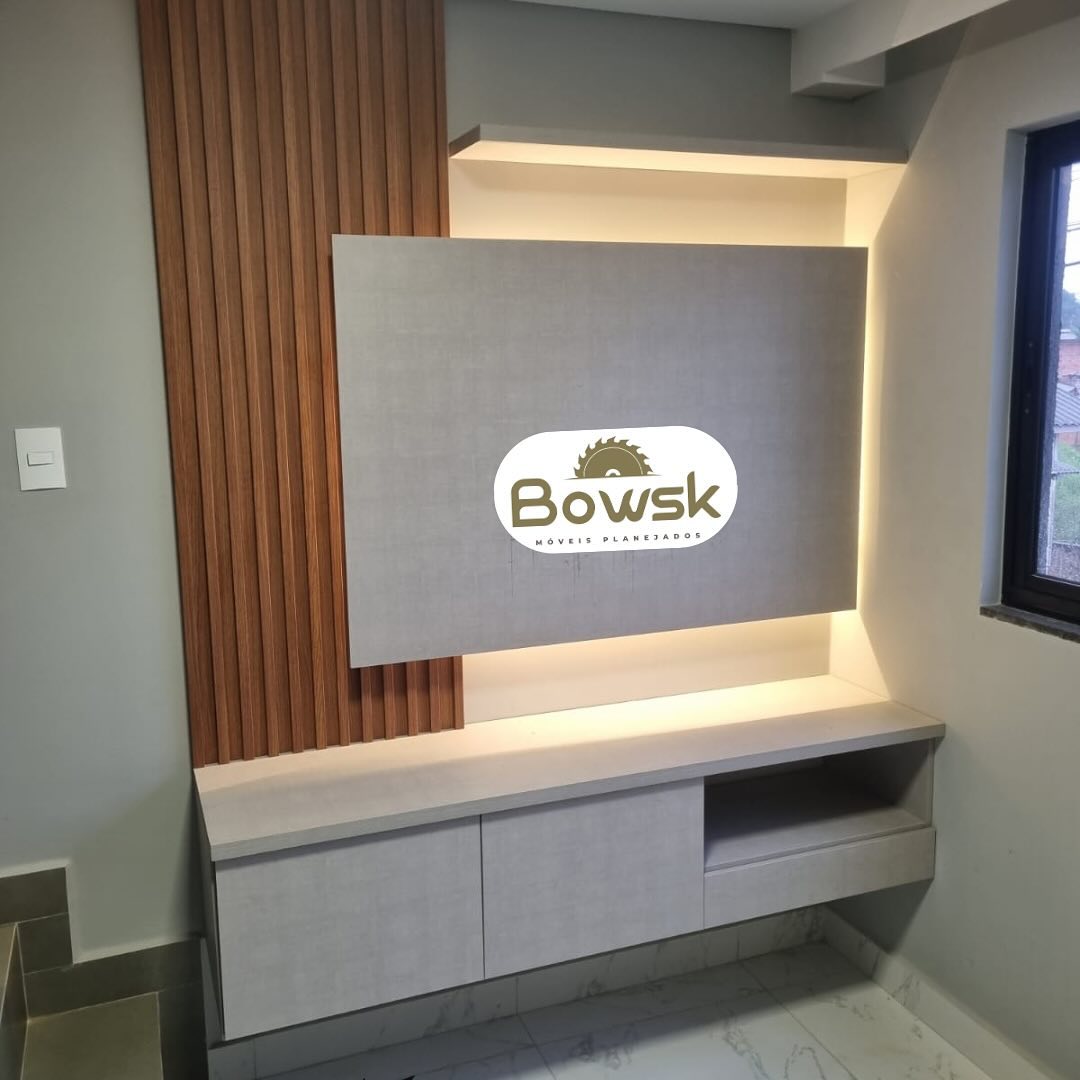 Painel de TV com ripado de madeira e nicho iluminado